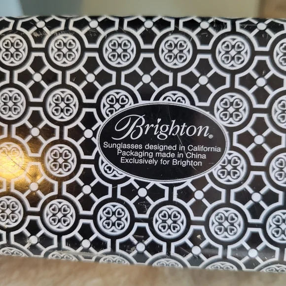 BRIGHTON  “Love Daisy” Readers, Eye Glasses 2.5 Strength. White Frames, Tin Case - Picture 6 of 9